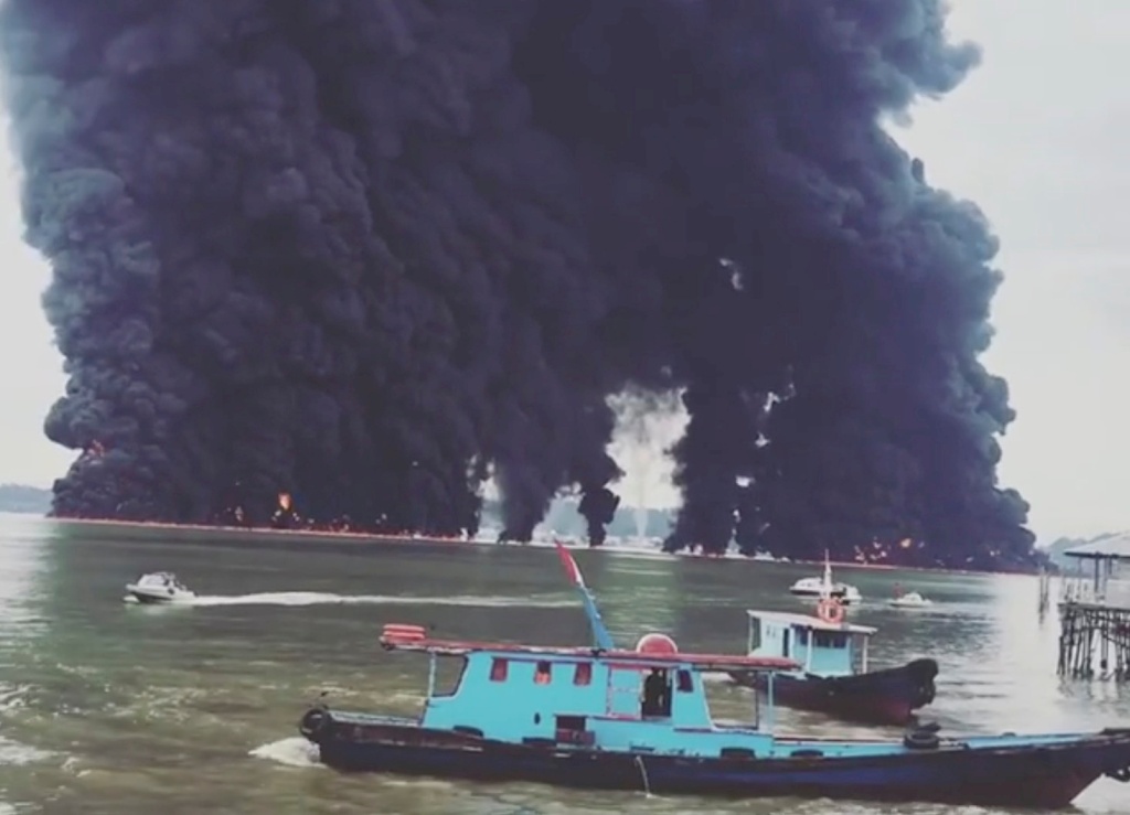 بحران نشت لكه نفتی 12 كیلومتری در یكی از بنادر اندونزی