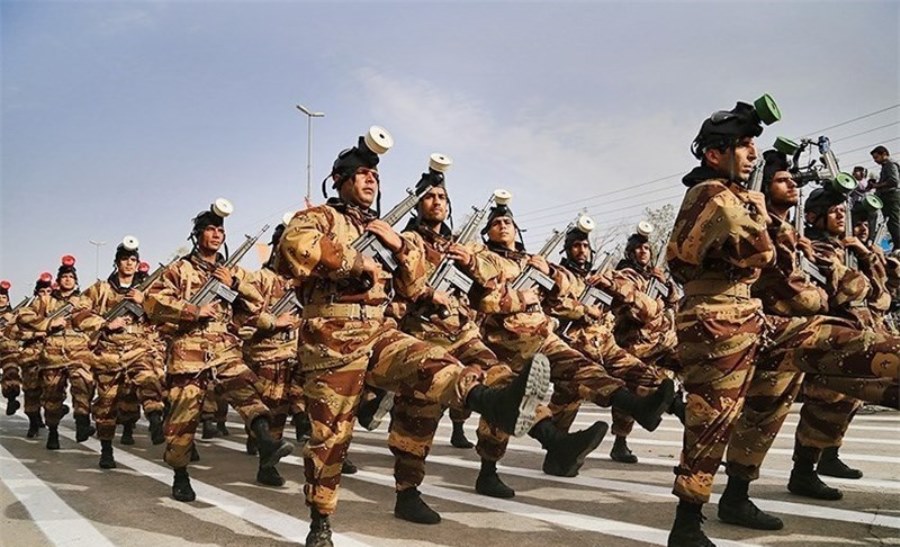 جلوه های اقتدار ارتش در كرمان به نمایش گذاشته شد جلوه های اقتدار ارتش در كرمان به نمایش گذاشته شد