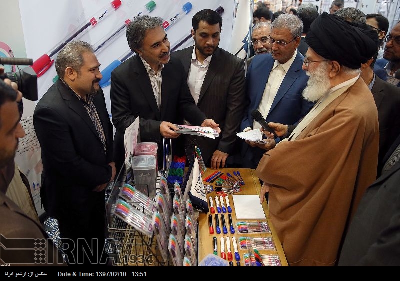 Ayetullah Hamenei, İran üretimi ürünler fuarını gezdiler Ayetullah Hamenei, İran üretimi ürünler fuarını gezdiler