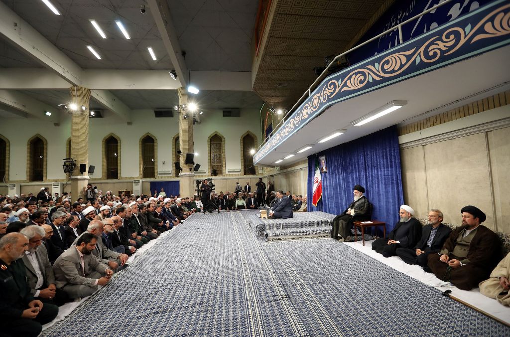 قائد الثورة الاسلامیة یستقبل جمعا من كبار المسؤولین فی البلاد قائد الثورة الاسلامیة یستقبل جمعا من كبار المسؤولین فی البلاد