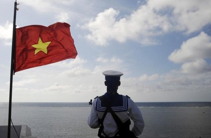 ویتنام: چین اعزام بمب افكن به دریای جنوبی را متوقف كند