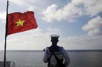 ویتنام: چین اعزام بمب افكن به دریای جنوبی را متوقف كند