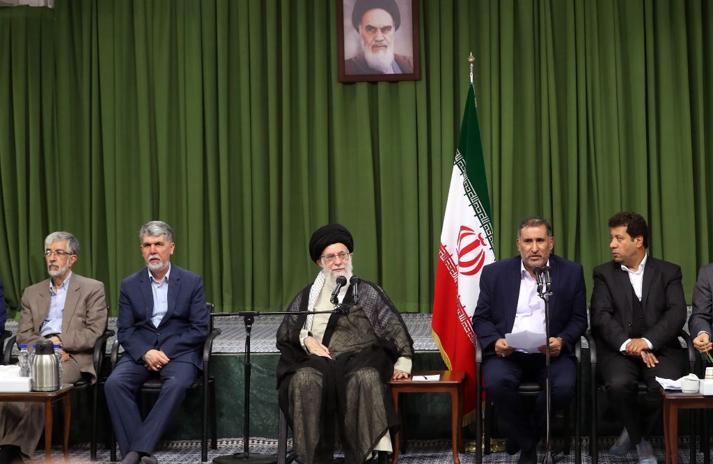 قائد الثورة: الشعر الفارسی زاخر بالحكمة والاخلاق دوما قائد الثورة: الشعر الفارسی زاخر بالحكمة والاخلاق دوما