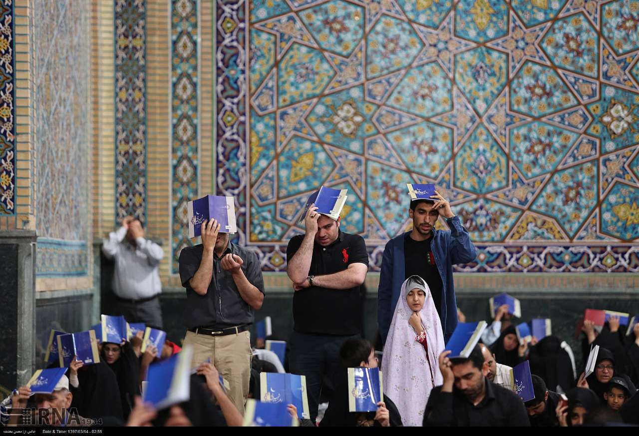 مراسم احیای شب اول قدر در سراسر كشور برگزار شد مراسم احیای شب اول قدر در سراسر كشور برگزار شد