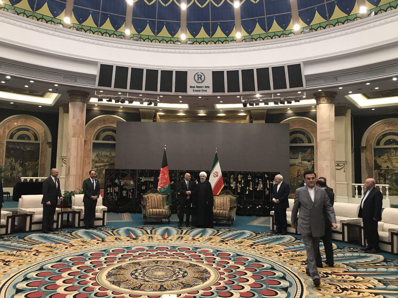 الرئيس الايراني يلتقي نظيره الافغاني في الصين