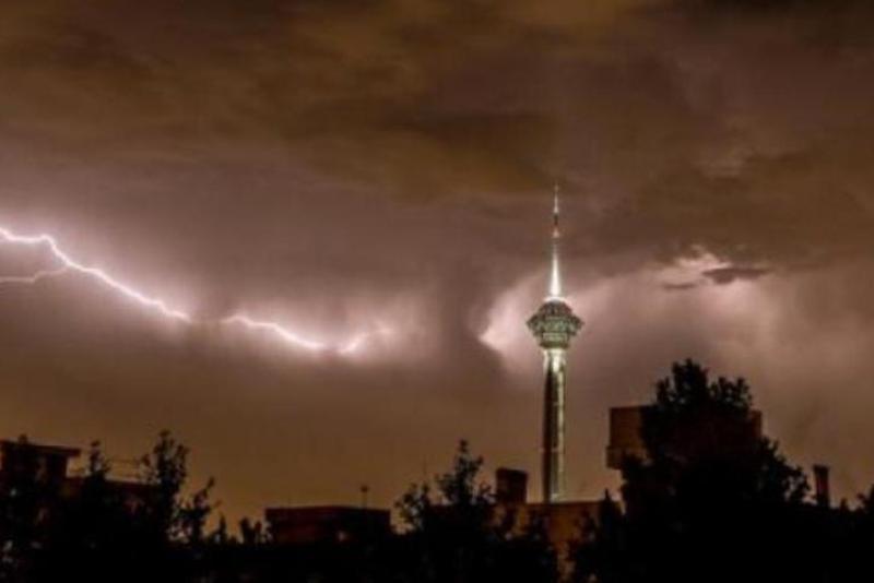 توفان با سرعت 85 كیلومتر بر ساعت تهران را در نوردید توفان با سرعت 85 كیلومتر بر ساعت تهران را در نوردید