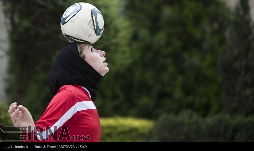 Entrenadora de fútbol iraní, líder de la encuesta WSU Entrenadora de fútbol iraní, líder de la encuesta WSU
