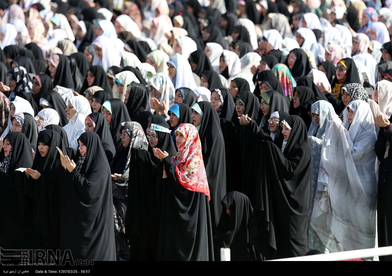 تہران، قائد انقلاب حضرت آیت اللہ خامنہ ای کی امامت نماز عیدالفطر کی ادائیگی کے مناظر تہران، قائد انقلاب حضرت آیت اللہ خامنہ ای کی امامت نماز عیدالفطر کی ادائیگی کے مناظر