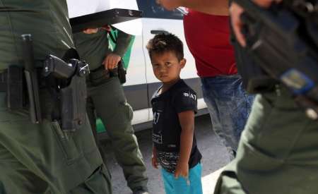دولت آمریكا 2هزار كودك مهاجر را از والدینشان جدا كرده است