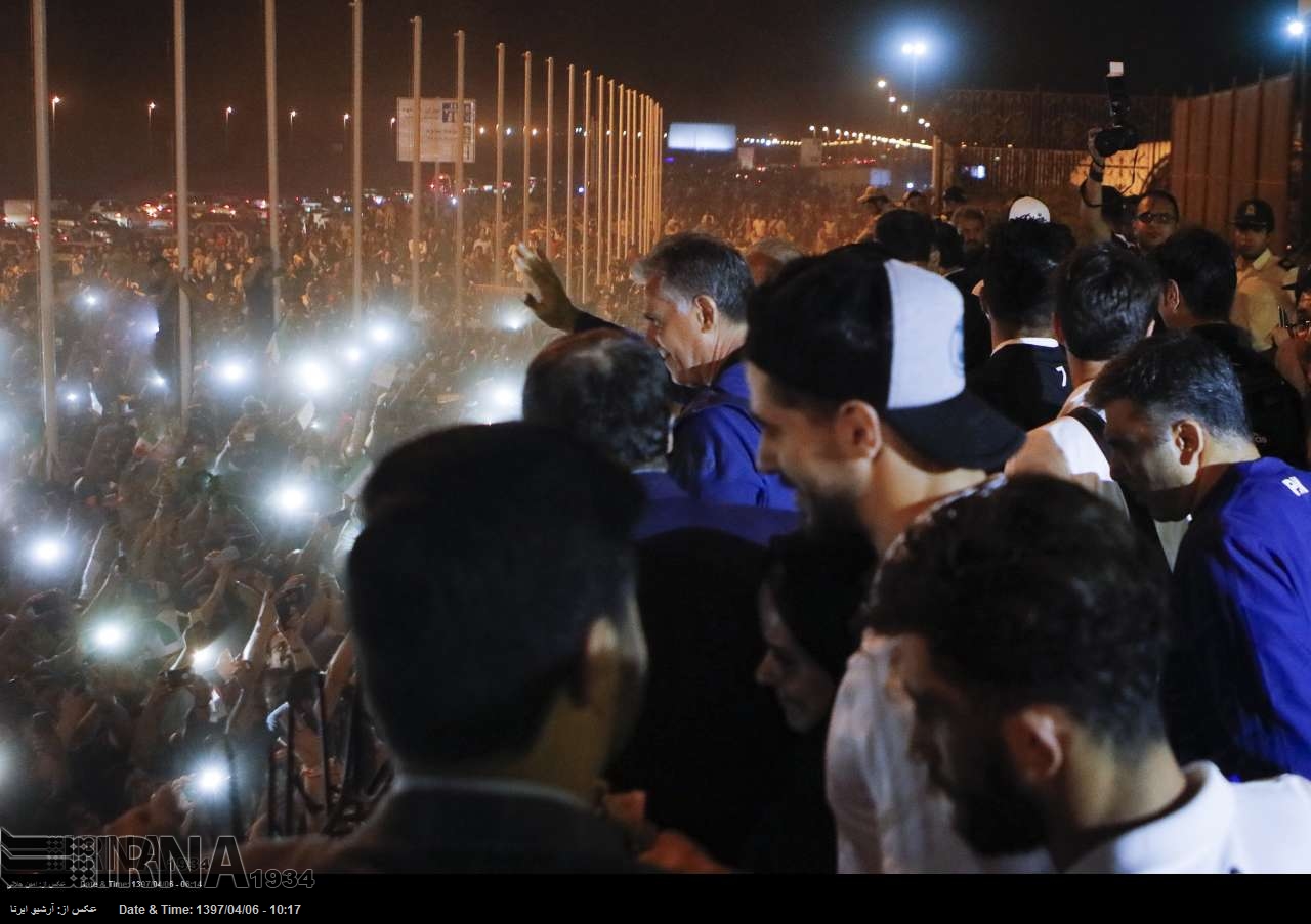ورلڈکپ میں شریک ایران کے قومی فٹ بال کھیلاڑی وطن واپس پہنچ گئے، شہریوں کا والہانہ استقبال ورلڈکپ میں شریک ایران کے قومی فٹ بال کھیلاڑی وطن واپس پہنچ گئے، شہریوں کا والہانہ استقبال