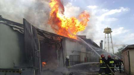 آتش سوزي انبار مواد غذايي در بابل 2 خانه را با خود سوزاند