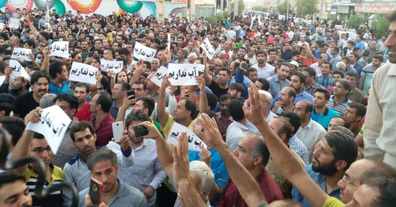 كمبود آب برازجانی ها را به خیابان كشاند كمبود آب برازجانی ها را به خیابان كشاند