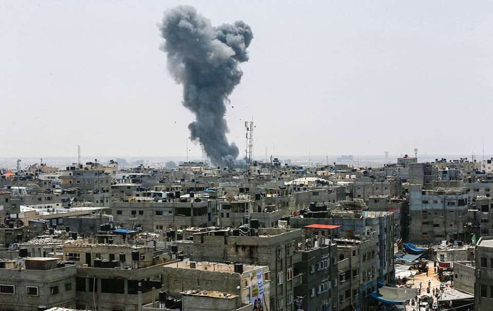 شهيدان وعشرات المصابين في غارات صهيونية متواصلة علي قطاع غزة