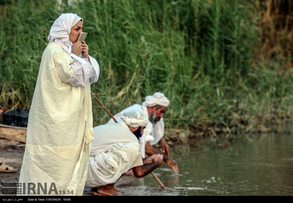 Mandäer im Iran taufen am Fluss Karun in der Provinz Khuzestan Mandäer im Iran taufen am Fluss Karun in der Provinz Khuzestan