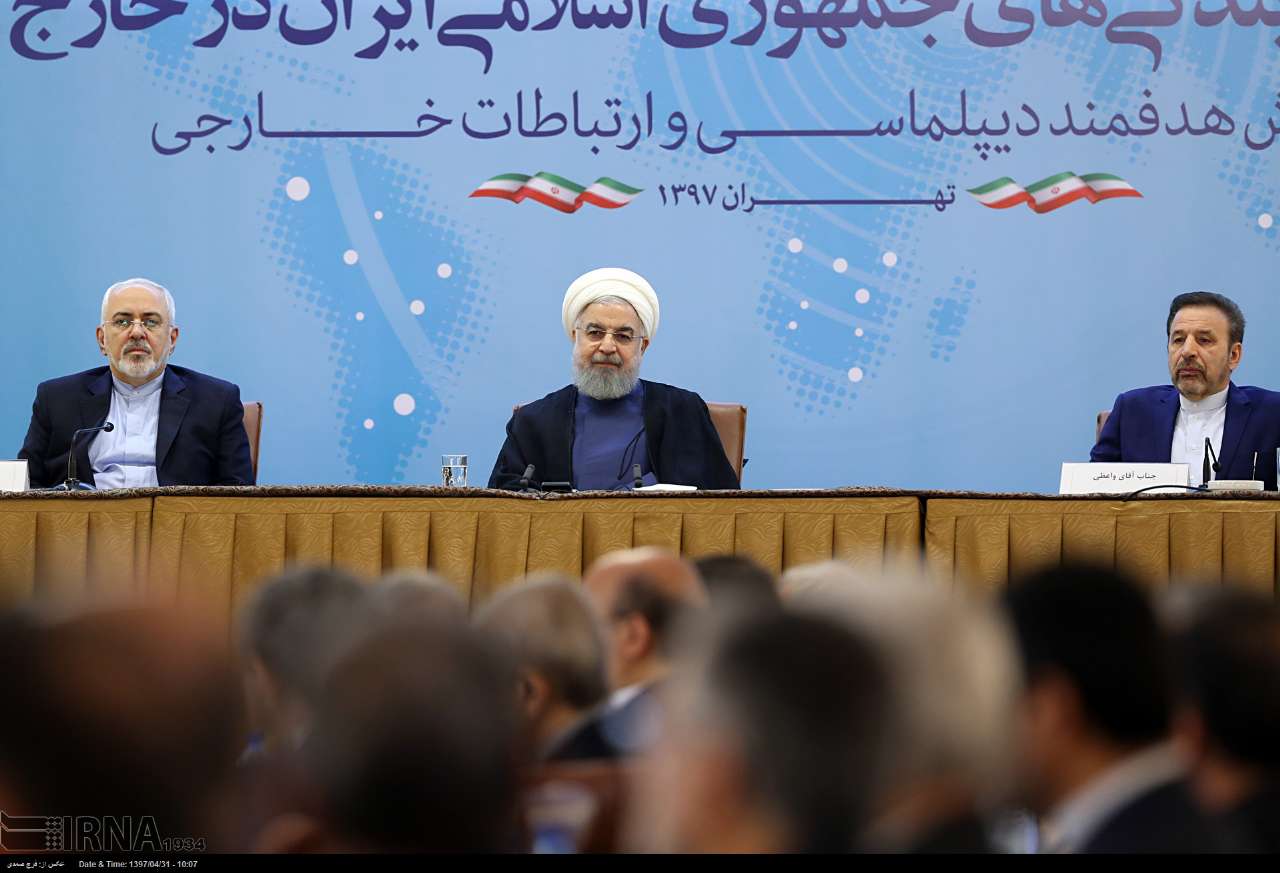 الرئیس روحانی: السید ترامب! لاتلعب بالنار الرئیس روحانی: السید ترامب! لاتلعب بالنار