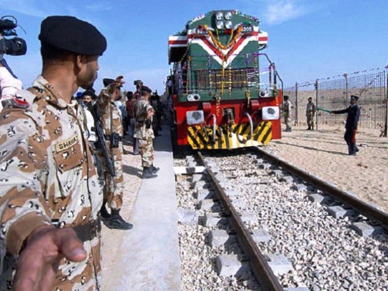 Pakistan, India briefly open southern border after 12 years