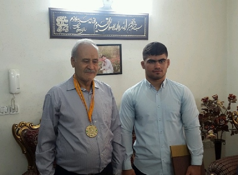 كشتی گیر باقرشهری مدال خود را به پدر شهید مدافع حرم اهدا كرد
