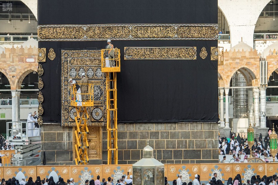 پرده كعبه در روز عرفه تعویض شد