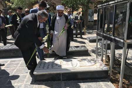 استاندار كردستان به مقام شهدا در قروه اداي احترام كرد