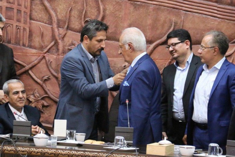 «نشان تبريز» به پروفسور رحمان زاده اعطا شد «نشان تبريز» به پروفسور رحمان زاده اعطا شد