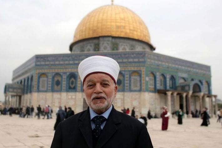 مفتي فلسطين يحرّم بيع أي جزء من الأرض الفلسطينية المغتصبة وتمليكها للأعداء مفتي فلسطين يحرّم بيع أي جزء من الأرض الفلسطينية المغتصبة وتمليكها للأعداء