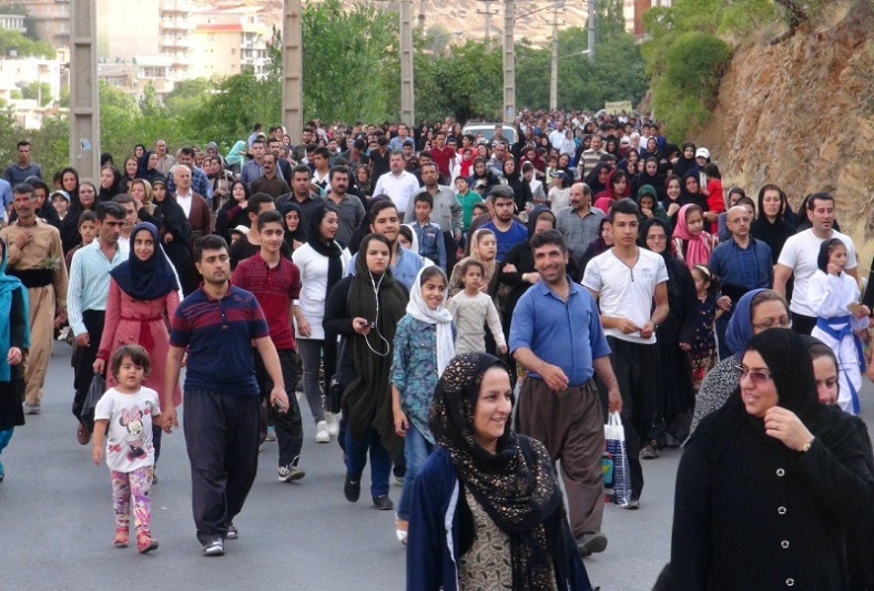 همايش بزرگ پياده روي خانوادگي در بيجار برگزار شد همايش بزرگ پياده روي خانوادگي در بيجار برگزار شد