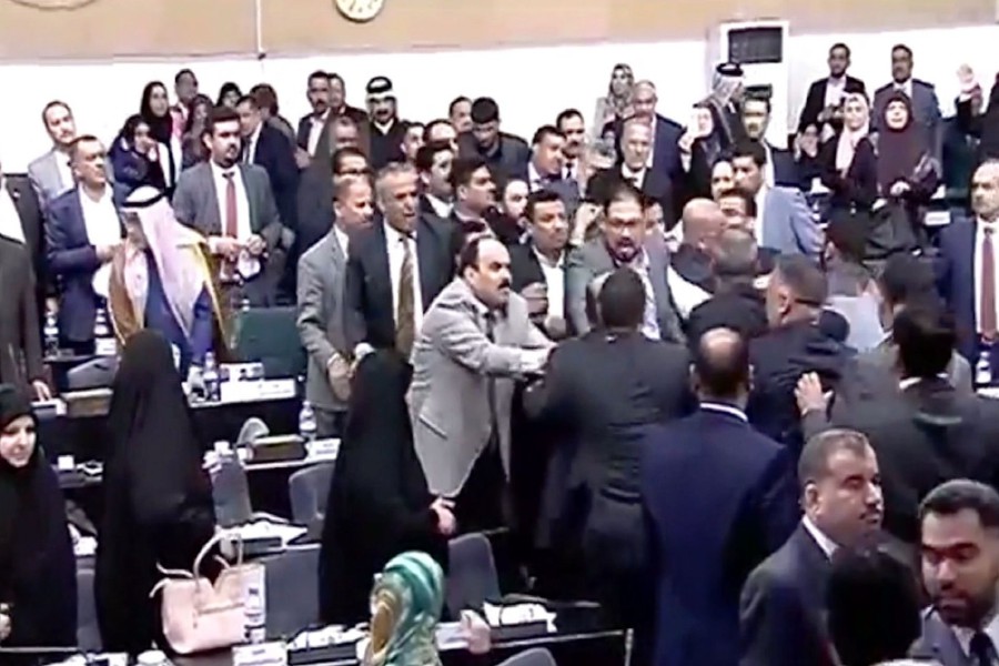 جلسه فوق العاده پارلمان عراق با درگیری فیزیكی آغاز شد