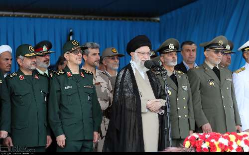 Ceremonia de graduación de los cadetes del ejército en presencia del Ayatolá Jamenei