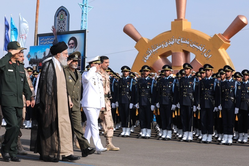 قائد الثورة يتفقد جامعة الامام الخميني(رض) للعلوم البحرية قائد الثورة يتفقد جامعة الامام الخميني(رض) للعلوم البحرية