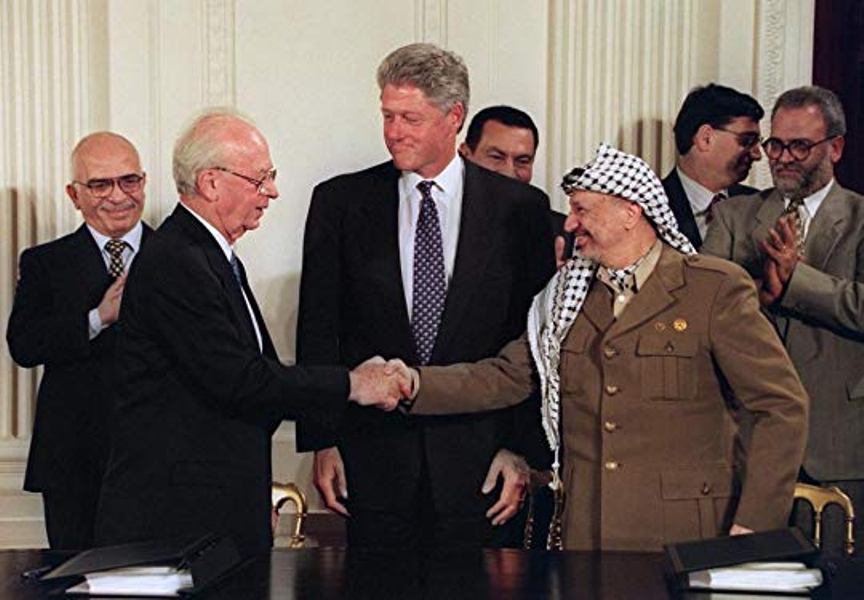 اتفاقية أوسلو قسمت الفلسطينيين سياسيا وجغرافيا ومنحت الشرعية للاحتلال الصهيوني اتفاقية أوسلو قسمت الفلسطينيين سياسيا وجغرافيا ومنحت الشرعية للاحتلال الصهيوني