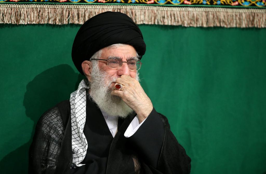 إقامة مراسم الليلة الاولي من العزاء بذكري إستشهاد الامام الحسين (ع) بمشاركة قائد الثورة الاسلامية إقامة مراسم الليلة الاولي من العزاء بذكري إستشهاد الامام الحسين (ع) بمشاركة قائد الثورة الاسلامية
