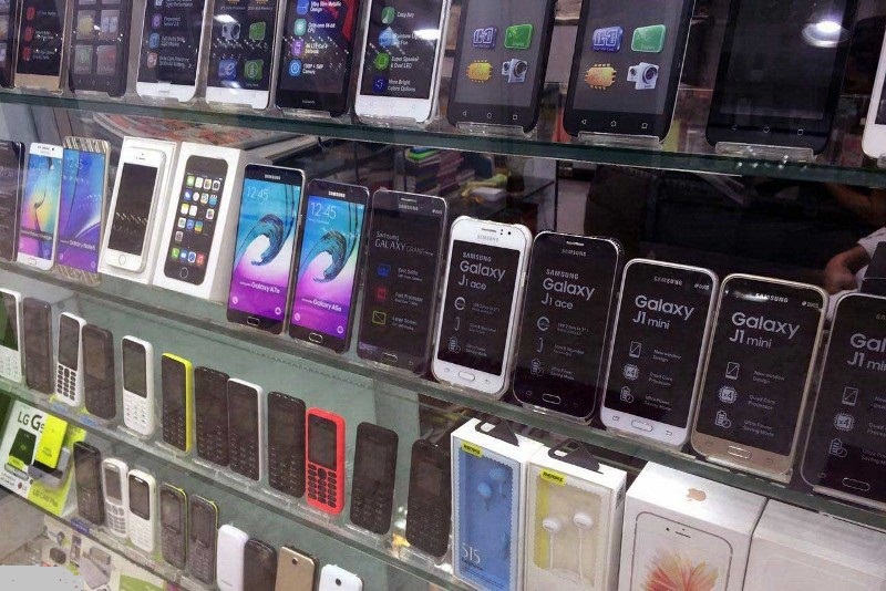 گوشی های تلفن همراه به فروشگاه های اینترنتی می آید