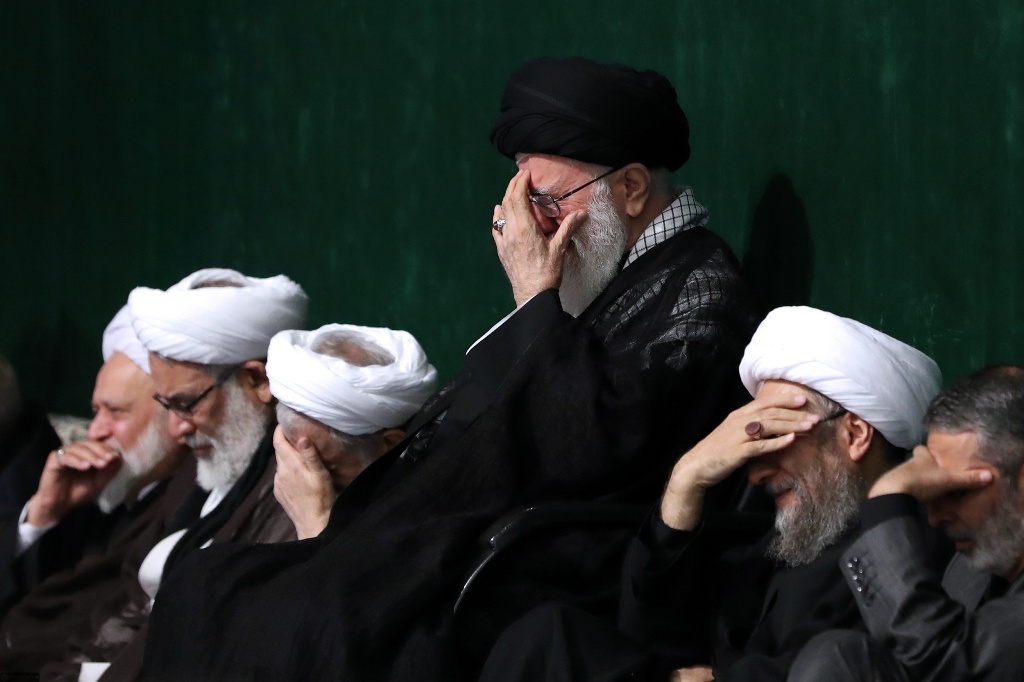 قائد الثورة يحضر مراسم عزاء عاشوراء ذكري استشهاد الحسين (ع) قائد الثورة يحضر مراسم عزاء عاشوراء ذكري استشهاد الحسين (ع)