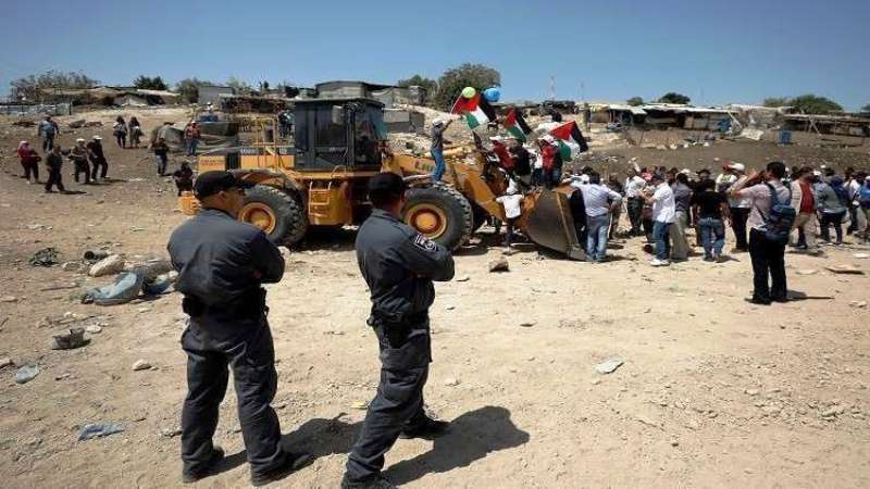 اجبار ساكنان یك روستای فلسطینی برای تخریب خانه های خود