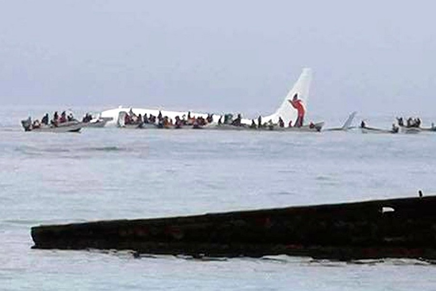 نجات مسافران هواپیمای سقوط كرده در اقیانوس آرام