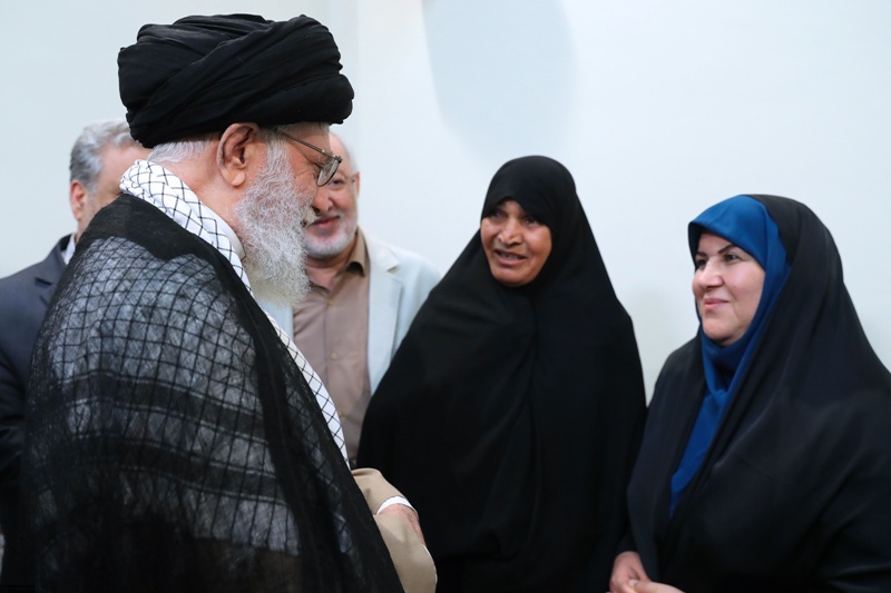 قائد الثورة الاسلامیة یستقبل مؤلفة كتاب 'فرنكیس' قائد الثورة الاسلامیة یستقبل مؤلفة كتاب 'فرنكیس'