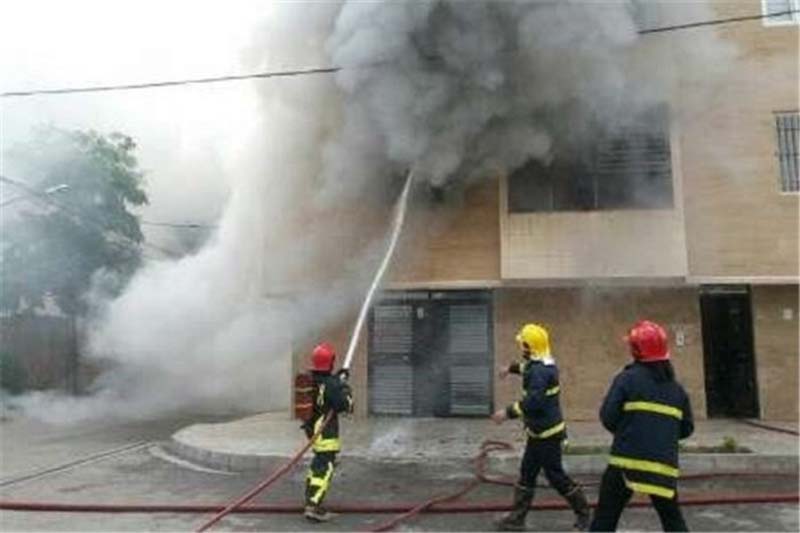 یك ساختمان چهار طبقه در قزوین دچار آتش سوزی شد