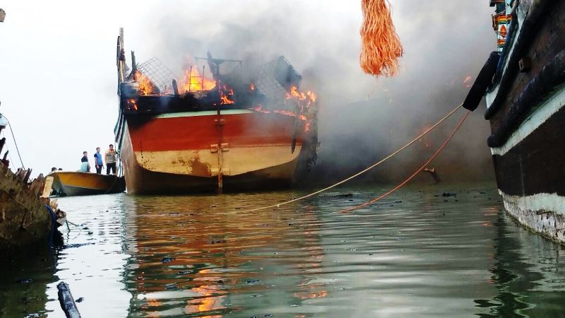 یك فروند لنج ماهیگیری در بندر چابهار دچار آتش سوزی شد یك فروند لنج ماهیگیری در بندر چابهار دچار آتش سوزی شد