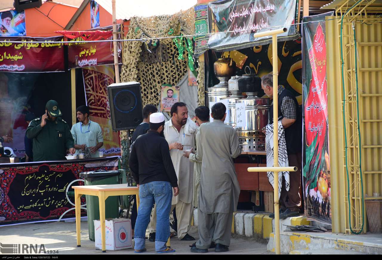 ۱۰۰ خادم مردمی در زاهدان به زوار پاکستانی خدمت‌رسانی می‌کنند