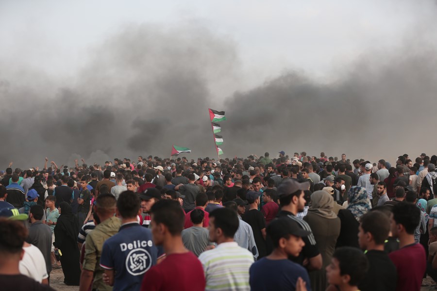 Palestinians hold massive march of return amid threats Palestinians hold massive march of return amid threats