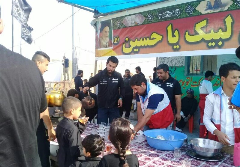 مردم خوی از زائران خارجی اربعین حسینی استقبال كردند