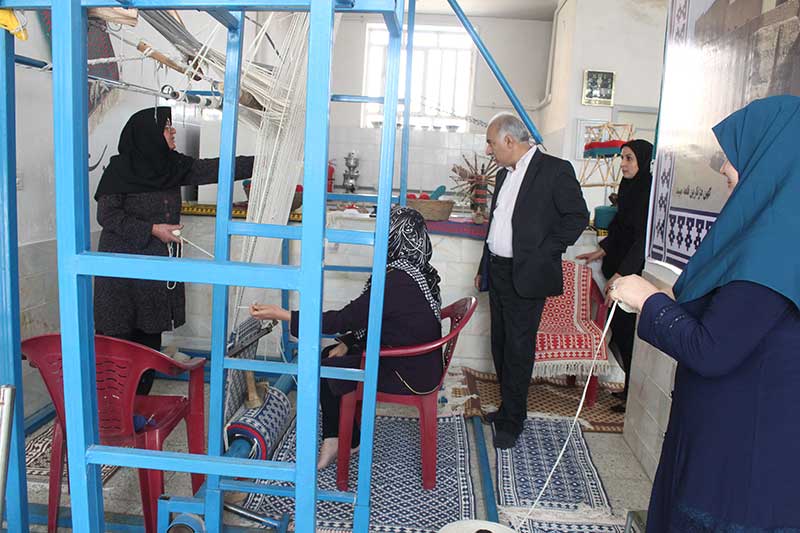 هدف آموزش زيلو بافي به زنان سرپرست خانوار ميبد توانمند سازي آنهاست هدف آموزش زيلو بافي به زنان سرپرست خانوار ميبد توانمند سازي آنهاست