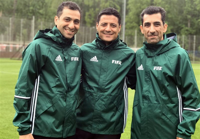 Iranische Schiedsrichter pfeifen bei der asiatischen Fußballmeisterschaft Iranische Schiedsrichter pfeifen bei der asiatischen Fußballmeisterschaft