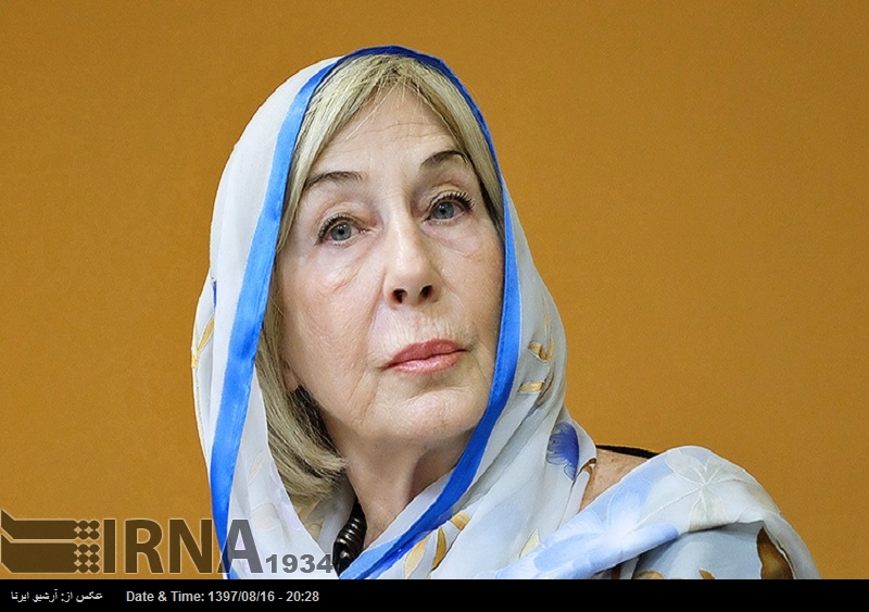 Ayşe Kulin: Siyaset, tarihi silmeye çalışır Ayşe Kulin: Siyaset, tarihi silmeye çalışır