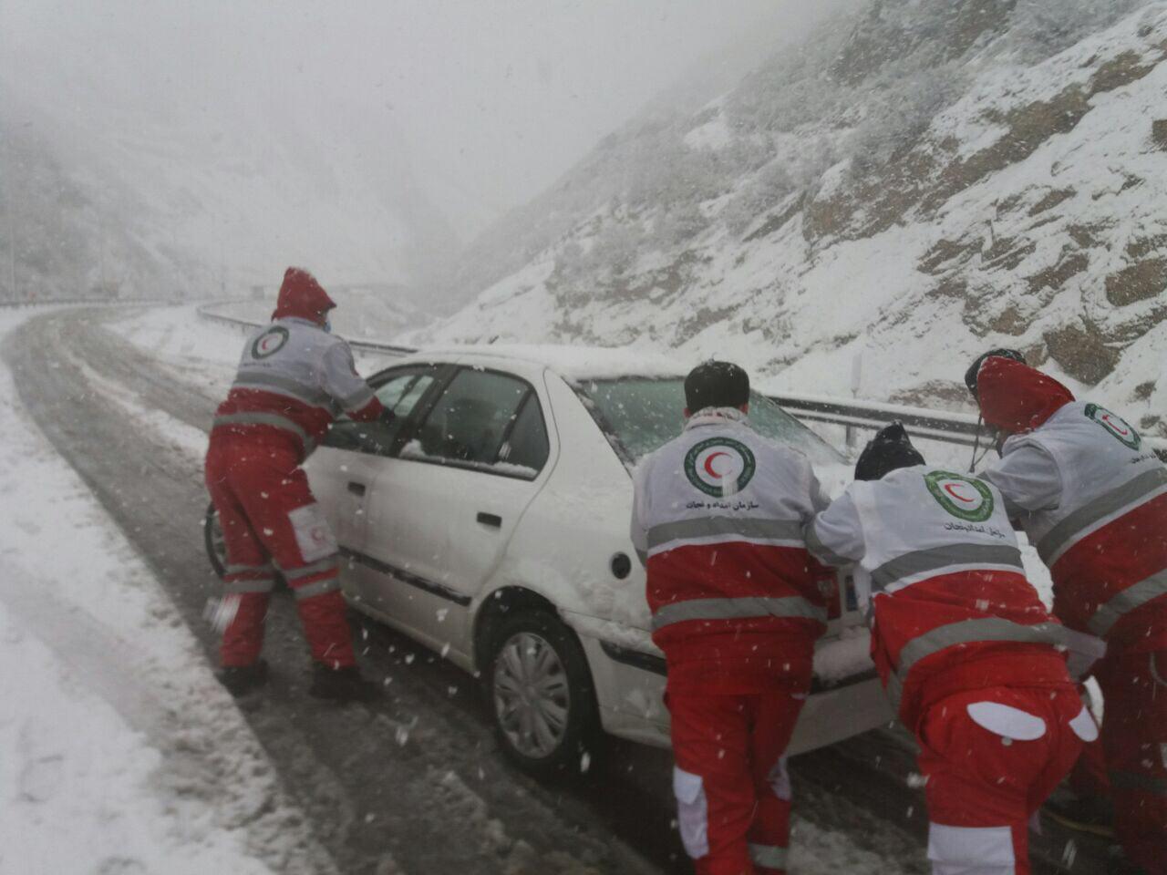 سرنشینان 71 دستگاه خودرو گرفتار برف نجات یافتند سرنشینان 71 دستگاه خودرو گرفتار برف نجات یافتند