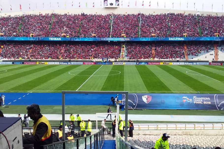 حضور پرتعداد هواداران پرسپوليس در ورزشگاه آزادي حضور پرتعداد هواداران پرسپوليس در ورزشگاه آزادي
