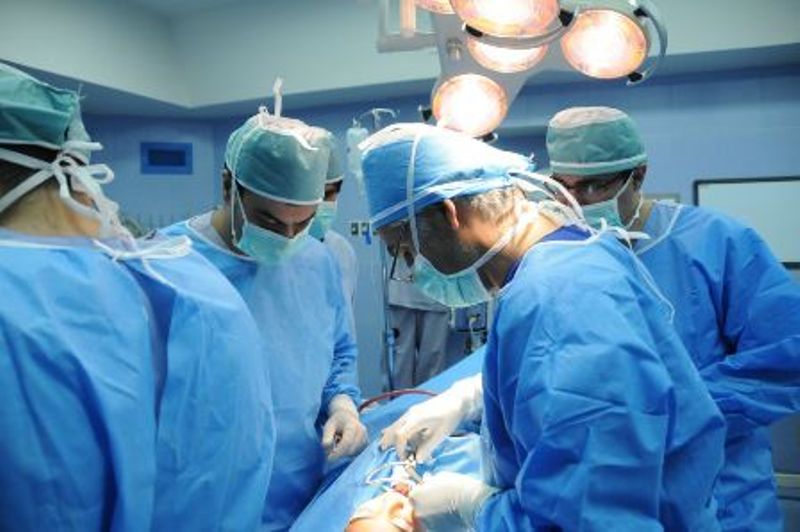 غيرمتخصصان بر اساس آزمون و خطا جراحي پلاستيك انجام مي دهند