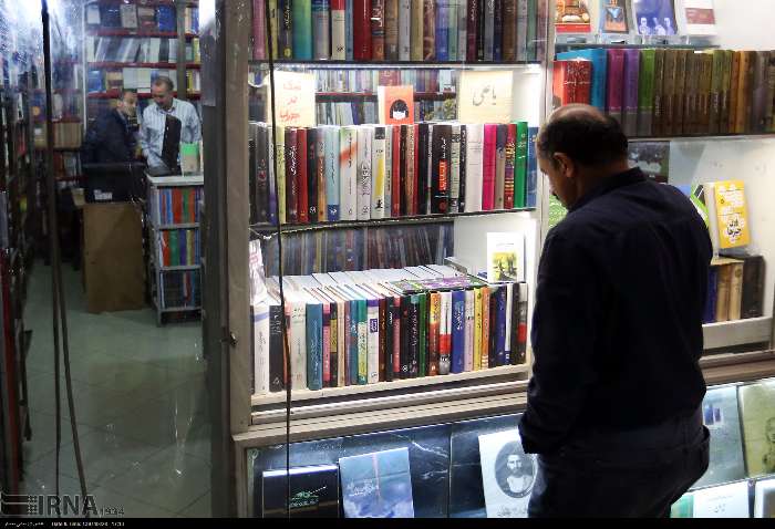 عشق به خواندن زیر سایه گرانی گم می‌شود