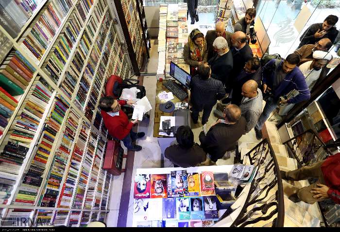 عشق به خواندن زیر سایه گرانی گم می‌شود