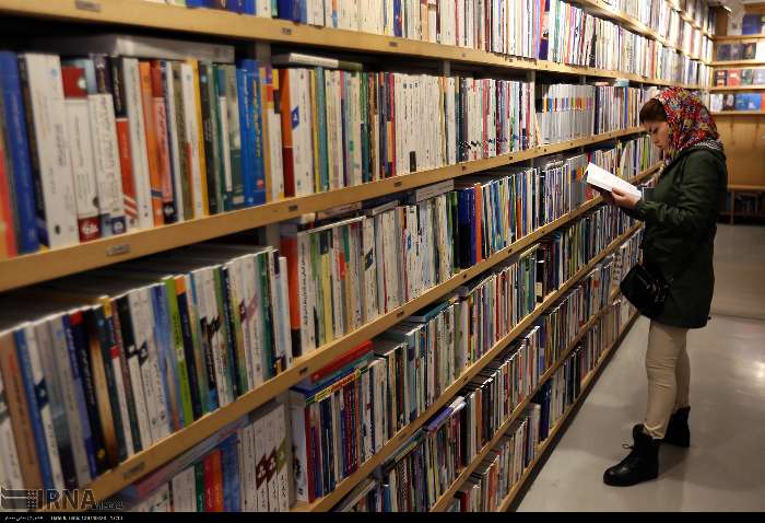 عشق به خواندن زیر سایه گرانی گم می‌شود